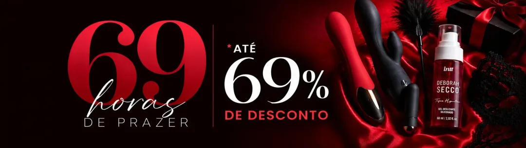 Mulher deitada em um sofá, mãos cruzadas acima da cabeça com pulseiras vermelhas, ambiente escuro e clima intimista
