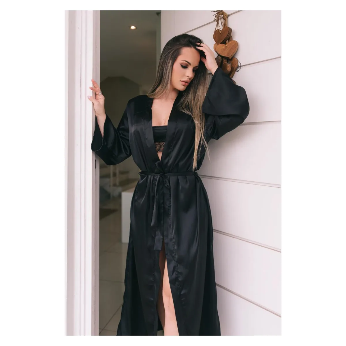 Robe Longo em Cetim com Cinto, Garota Veneno Robe Longo em Cetim com Cinto, Garota Veneno - Butique Bella