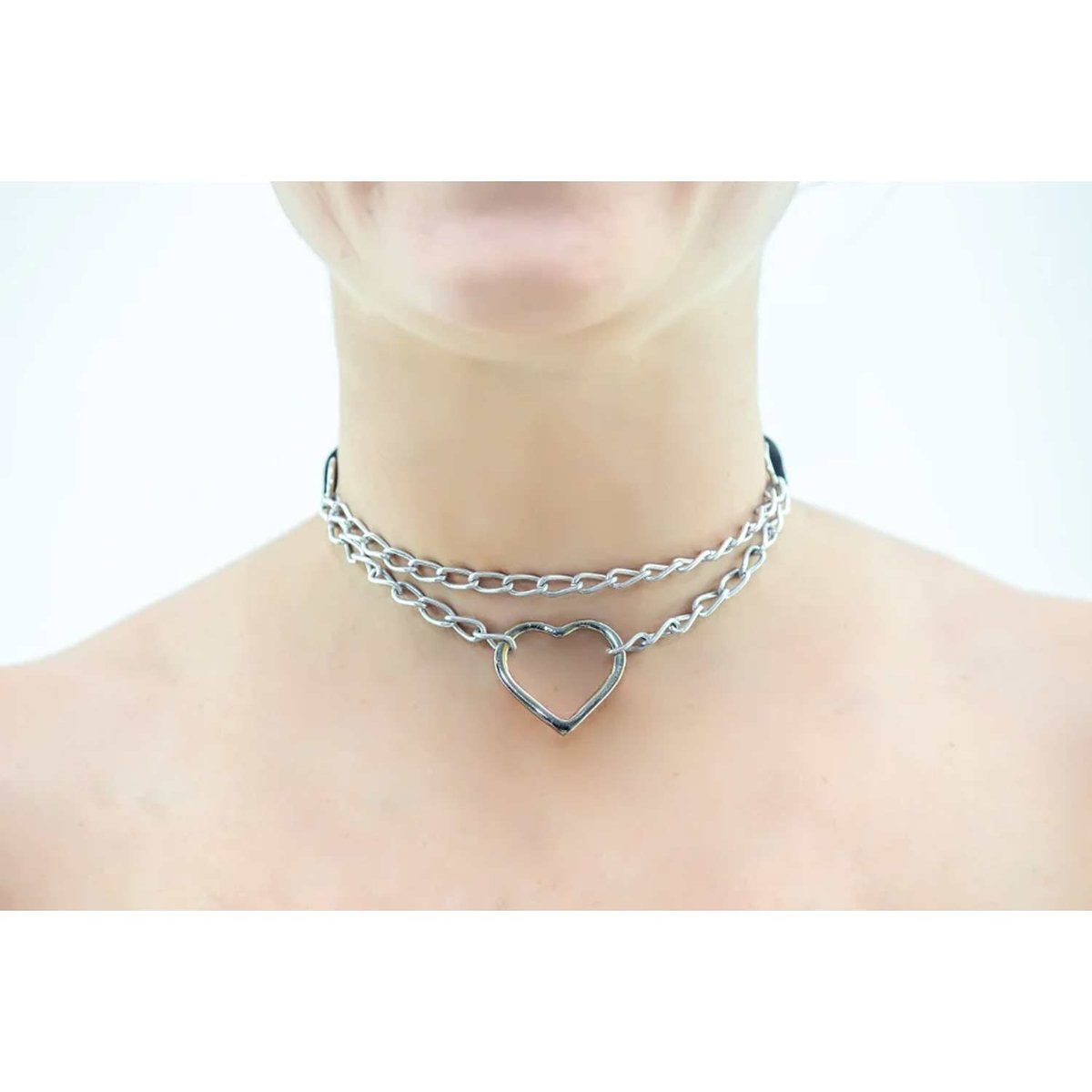 Choker com Detalhe Correntes e Coração em Metal