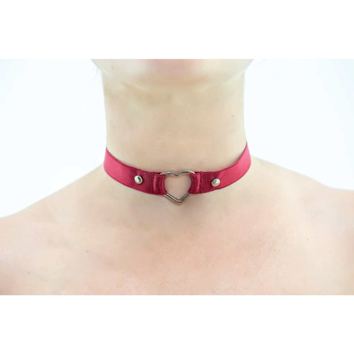 CHOKER VERMELHA COM DETALHE DE CORAÇÃO EM METAL - Butique Bella